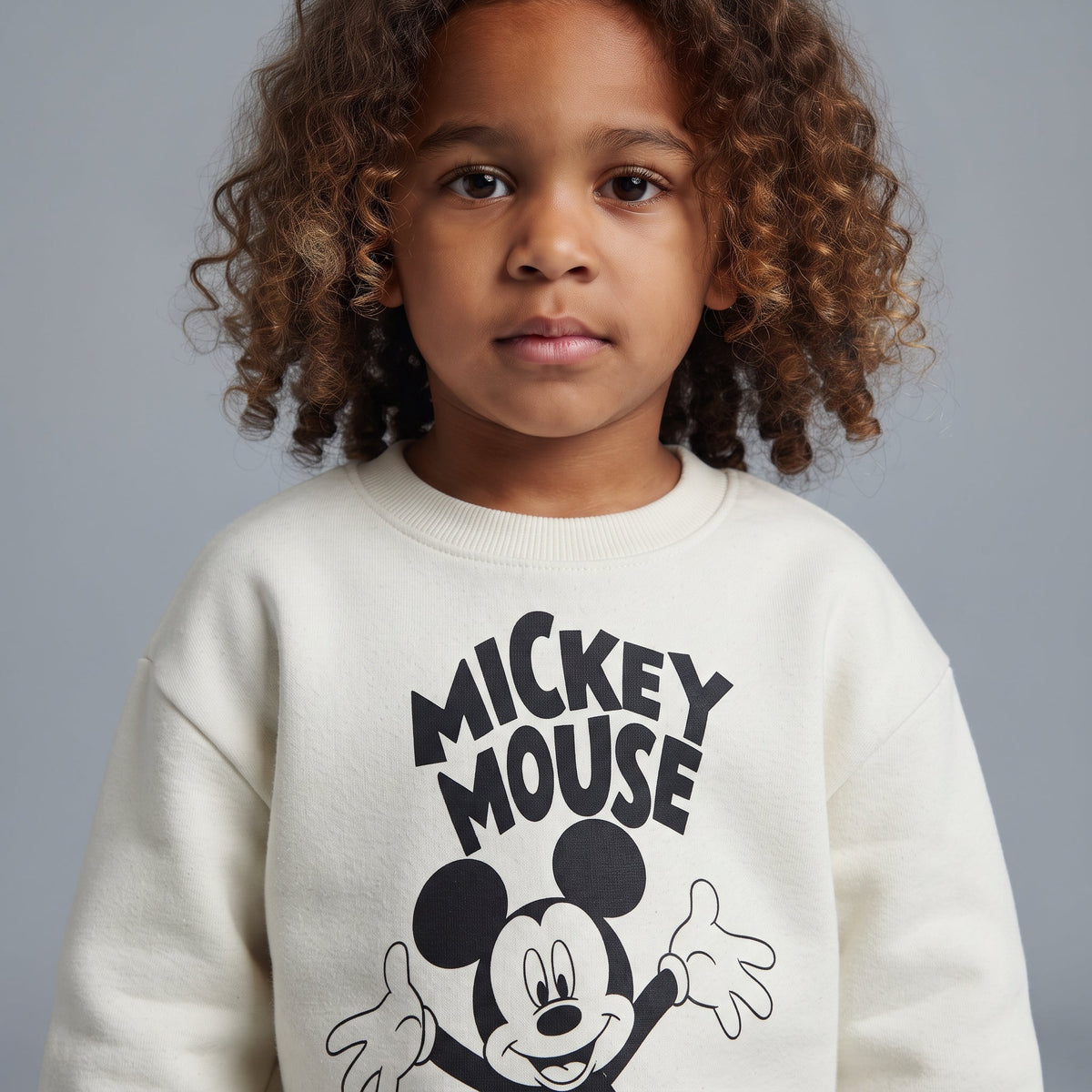 Niño con sudadera EmpiBy color marfil de Mickey Mouse, diseño de cuello redondo y estampado gráfico frontal