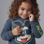 Niño sonriente vistiendo sudadera azul oscuro EmpiBy con estampado de Mickey Mouse con gafas de sol