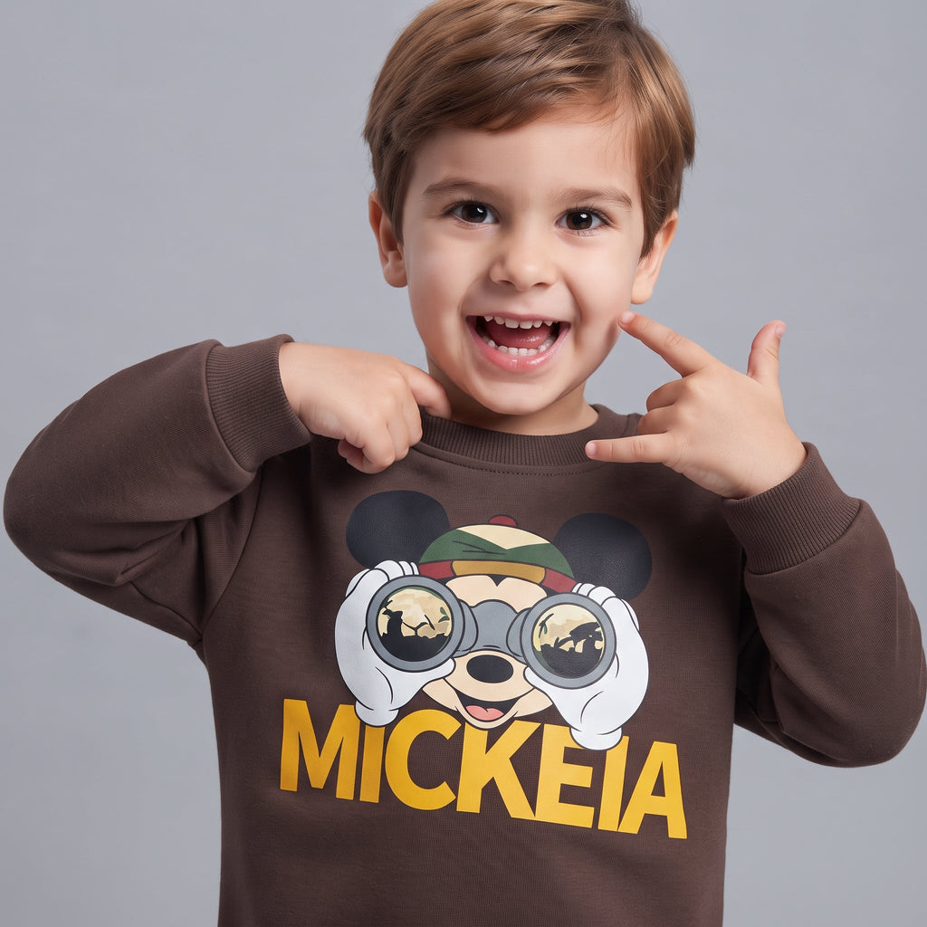 Niño sonriente vistiendo sudadera marrón EmpiBy con estampado de Mickey Mouse usando binoculares
