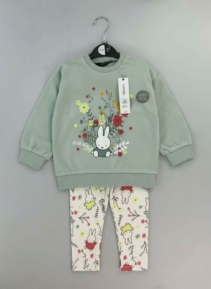 Conjunto EmpiBy de sudadera verde salvia con estampado de Miffy y leggings acanalados color crema con flores