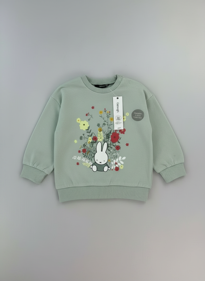 Sudadera EmpiBy verde salvia con estampado de Miffy y flores silvestres, incluye broches en el hombro para niña.