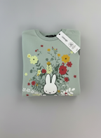 Sudadera EmpiBy verde salvia con estampado de Miffy y flores silvestres, incluye broches en el hombro