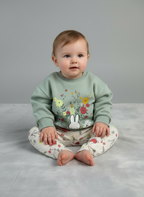 Bebé con conjunto EmpiBy de sudadera verde salvia con estampado de Miffy y leggings acanalados color crema