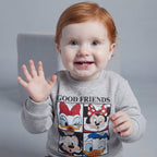 Bebé sonriente con sudadera gris EmpiBy de Minnie Mouse y amigos, diseño Good Friends con estampado estilo cómic.