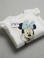 Sudadera EmpiBy color blanco hueso con estampado de Minnie Mouse, volantes en hombros y cuello redondo