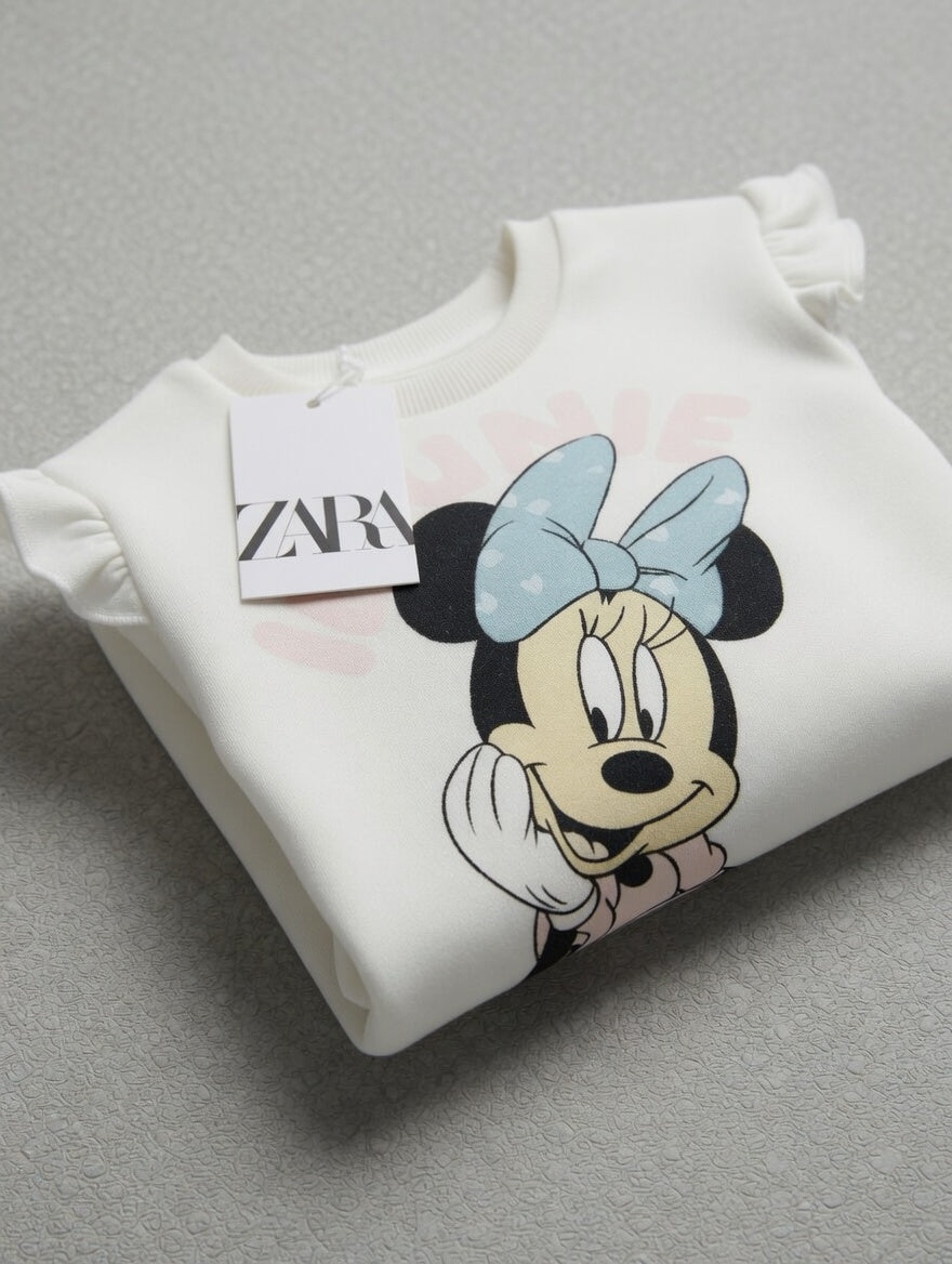Sudadera EmpiBy color blanco hueso con estampado de Minnie Mouse, volantes en hombros y cuello redondo