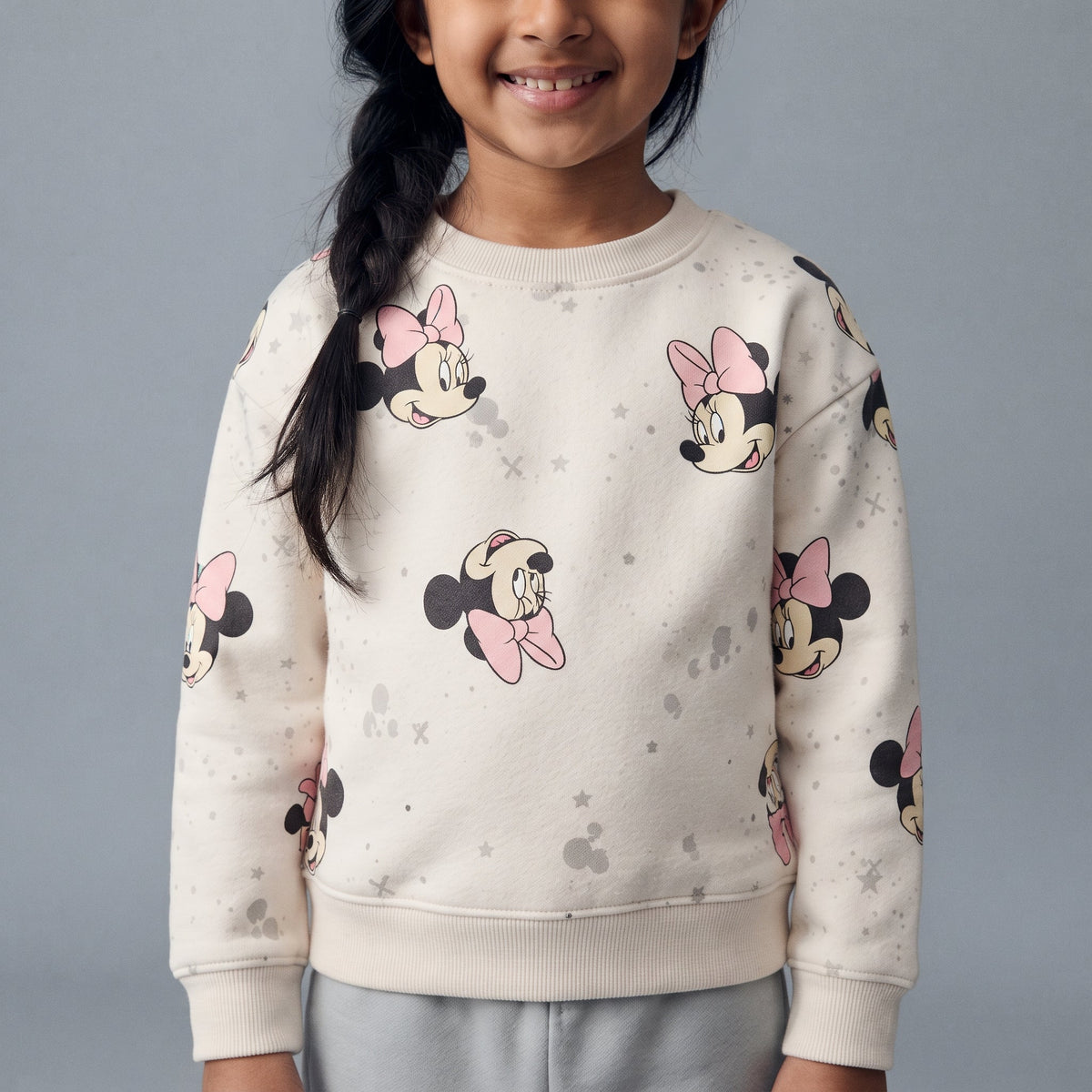 Sudadera EmpiBy de niña color blanco con estampado integral de Minnie Mouse y detalles de estrellas