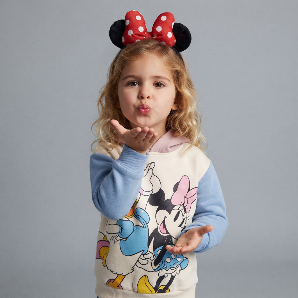 Niña con sudadera EmpiBy de Minnie Mouse y Daisy, con capucha rosa y estampado colorido, estilo casual y cómodo.