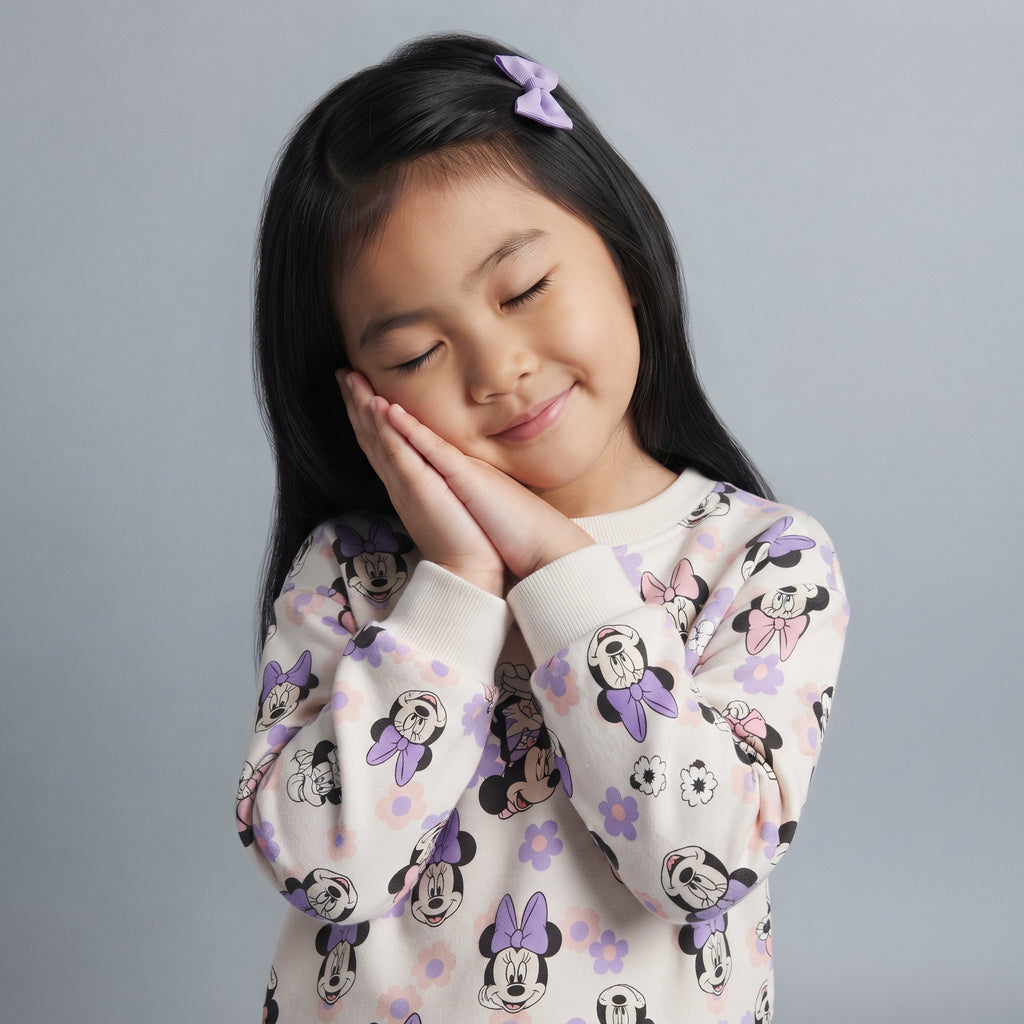 Niña con sudadera EmpiBy de Minnie Mouse en color lila con estampado floral, ideal para un look cómodo y tierno.