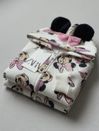 Sudadera EmpiBy con capucha de Minnie Mouse, color crema con estampado, orejas y lazo rosa en la capucha.