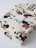 Sudadera EmpiBy de Minnie Mouse en color crema con estampado de lunares y lazos rosas, diseño infantil suave.