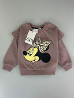 Sudadera EmpiBy de Minnie Mouse en color malva con estampado de lazo animal print y volantes en los hombros