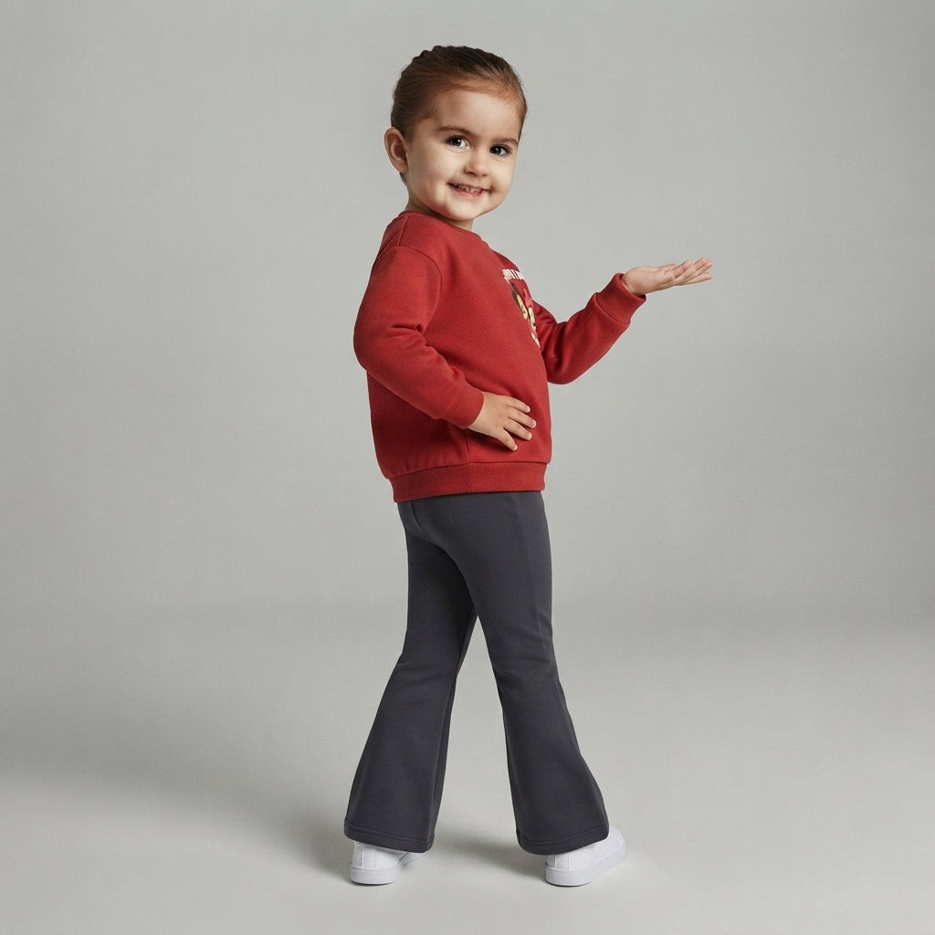 Niña vistiendo sudadera roja de Minnie Mouse estilo urbano de EmpiBy con pantalones grises acampanados
