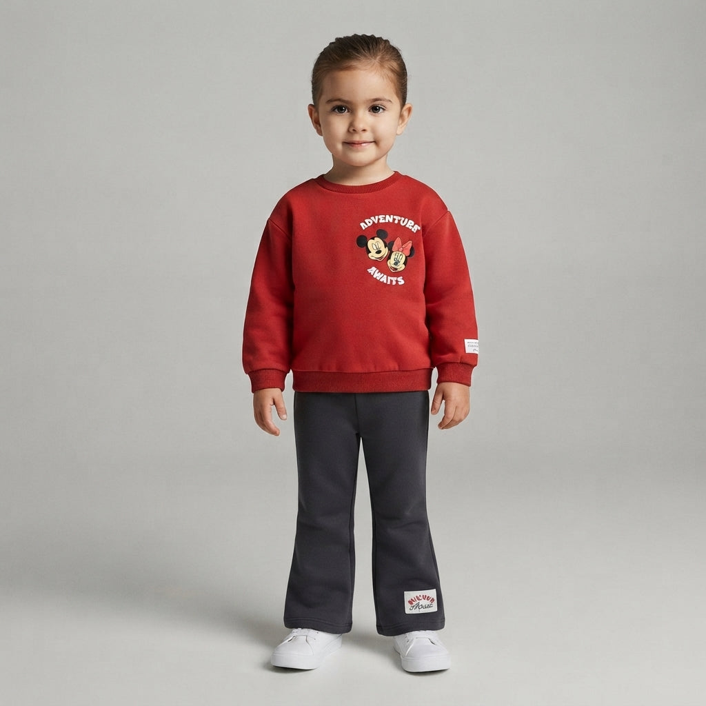 Niña vistiendo sudadera roja EmpiBy con estampado de Minnie Mouse y pantalones grises de estilo urbano