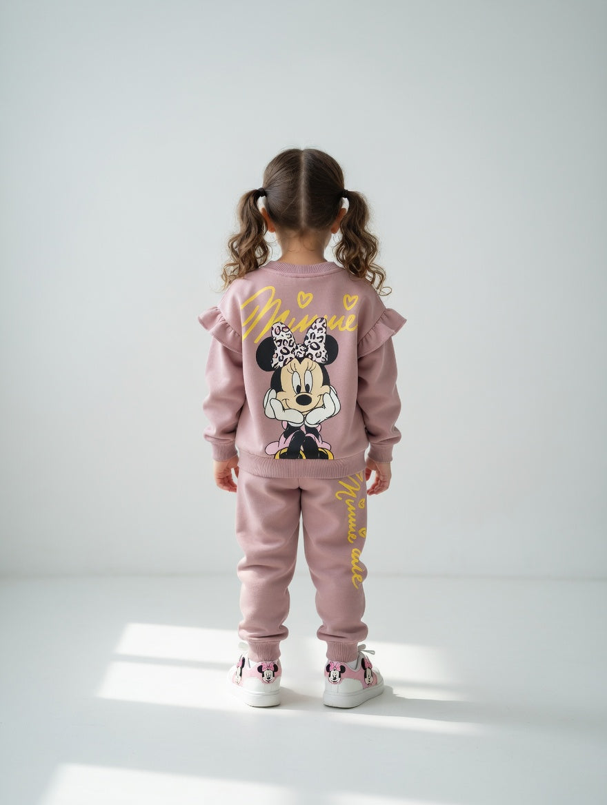 Niña de espaldas vistiendo conjunto EmpiBy de sudadera rosa con estampado de Minnie Mouse y volantes en los hombros