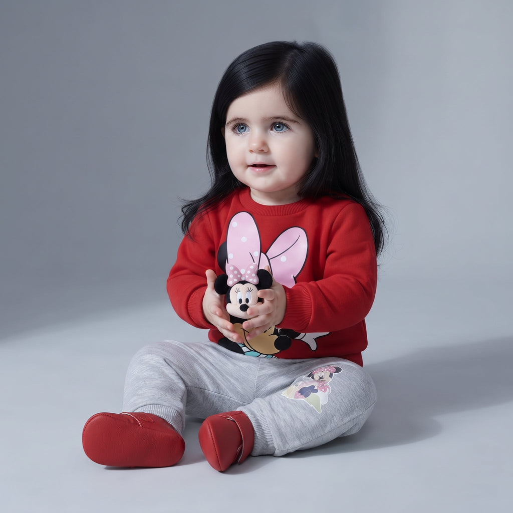 Bebé con conjunto EmpiBy de sudadera roja de Minnie Mouse y pantalón jogger gris, diseño suave y cómodo.
