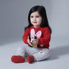 Bebé con conjunto EmpiBy de sudadera roja de Minnie Mouse y pantalón jogger gris, diseño suave y cómodo.