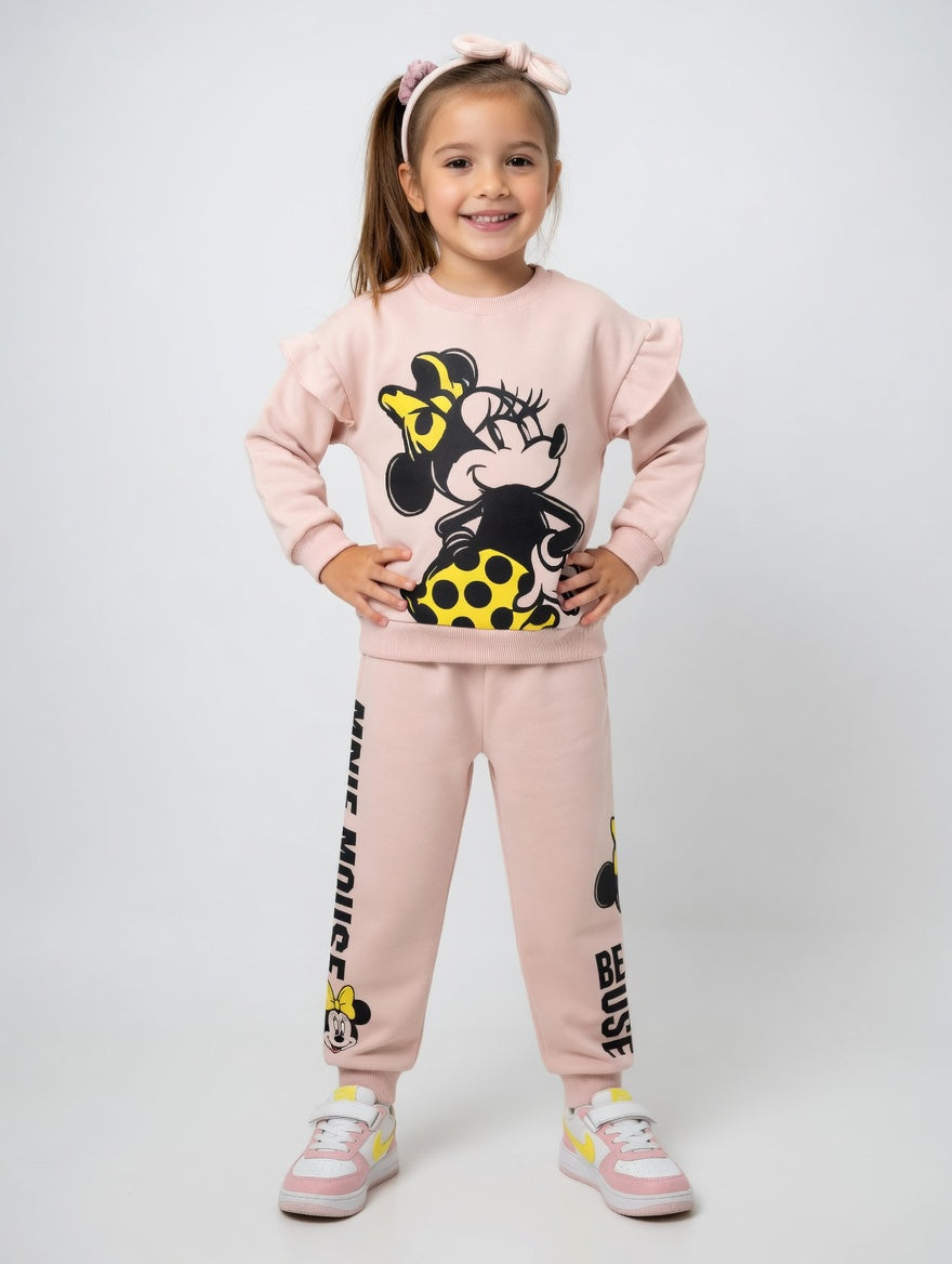 Niña vistiendo conjunto EmpiBy de sudadera rosa con volantes y estampado de Minnie Mouse y pantalón a juego