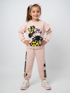 Niña vistiendo conjunto EmpiBy de sudadera rosa con volantes y estampado de Minnie Mouse y pantalón a juego