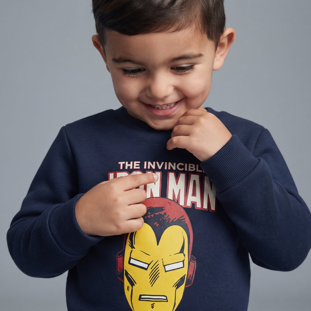 Niño sonriente vistiendo sudadera azul marino de Iron Man de EmpiBy con estampado gráfico frontal