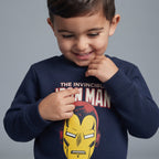 Niño sonriente vistiendo sudadera azul marino de Iron Man de EmpiBy con estampado gráfico frontal
