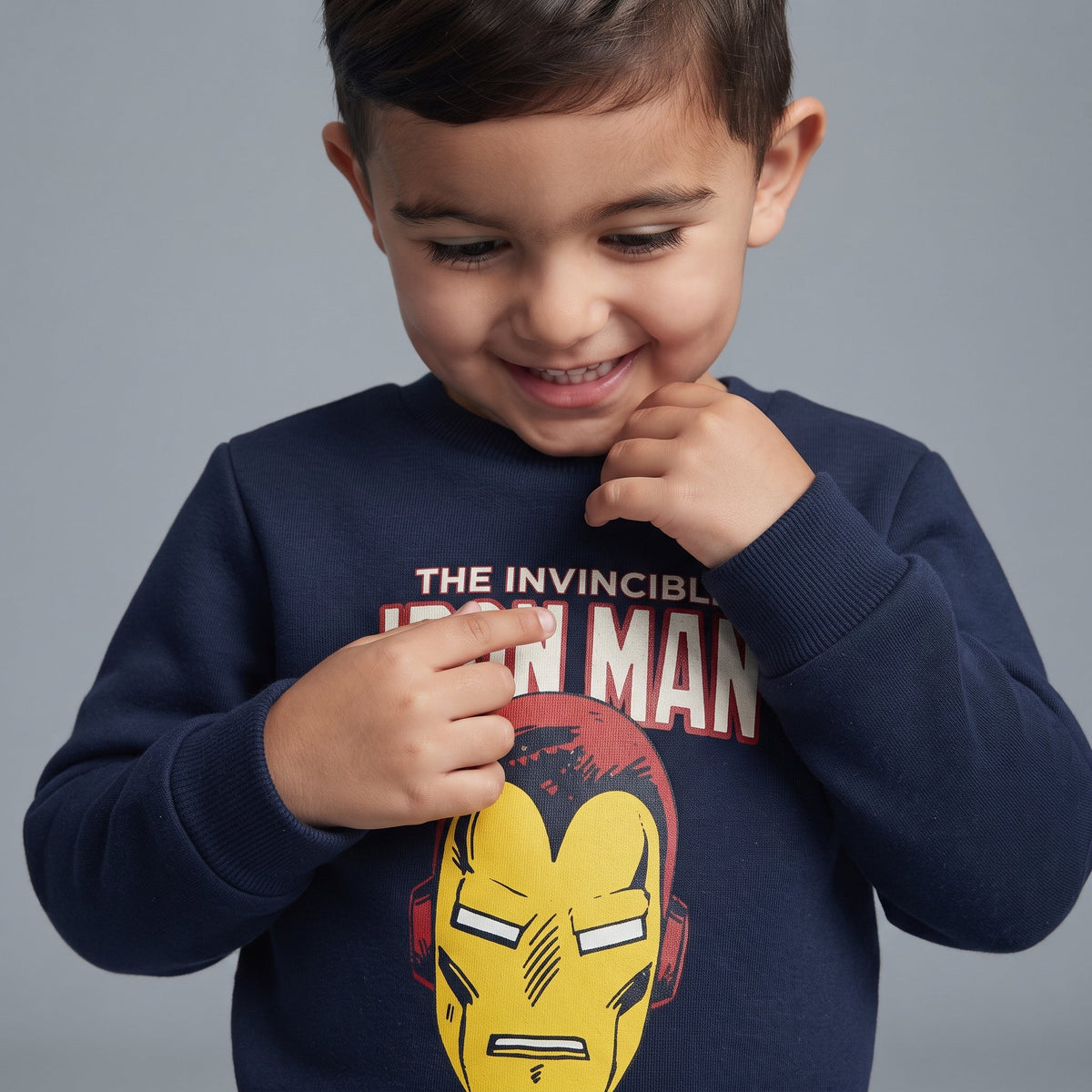Niño sonriente vistiendo sudadera azul marino de Iron Man de EmpiBy con estampado gráfico frontal