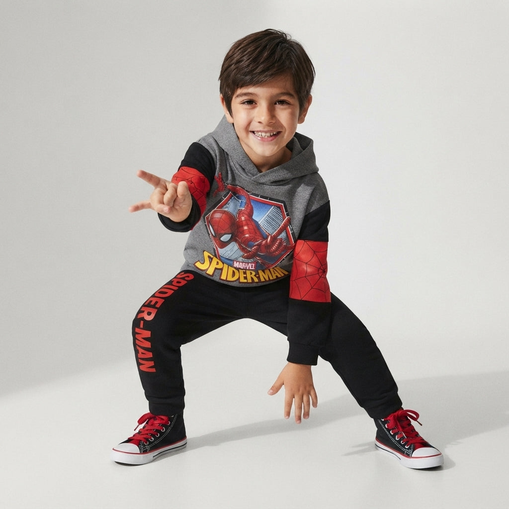 Niño sonriente vistiendo sudadera con capucha EmpiBy de Spider-Man en colores rojo, gris y negro con estampado Marvel.