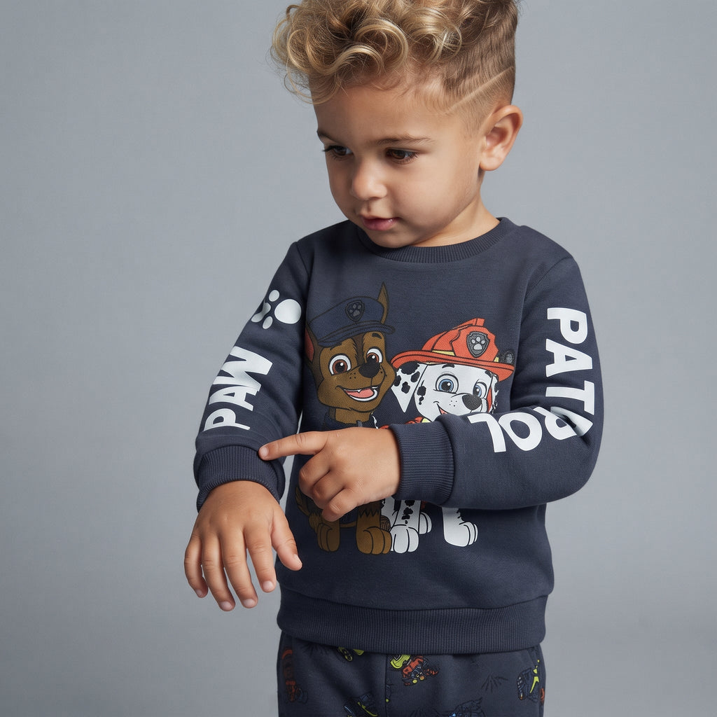 Niño vistiendo sudadera gris oscuro EmpiBy de Paw Patrol con estampado de Chase y Marshall en las mangas y pecho