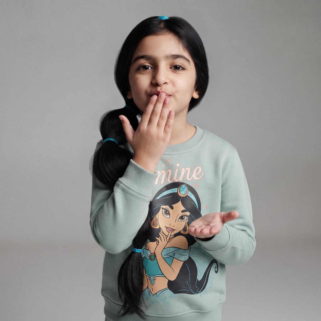 Niña con sudadera EmpiBy verde menta de la Princesa Jazmín con detalles dorados, estilo casual y cómodo.