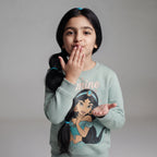Niña con sudadera EmpiBy verde menta de la Princesa Jazmín con detalles dorados, estilo casual y cómodo.