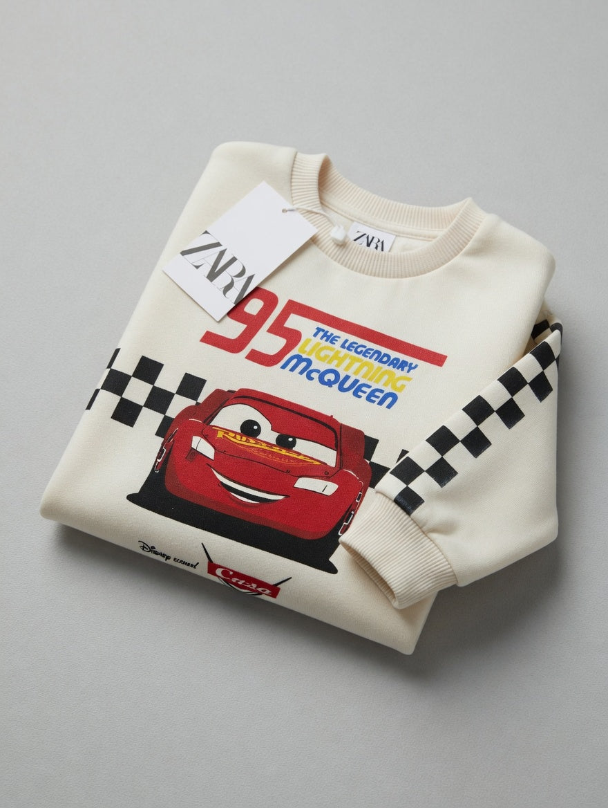 Sudadera EmpiBy de Rayo McQueen en color crema con estampado de carreras, número 95 y detalles a cuadros.