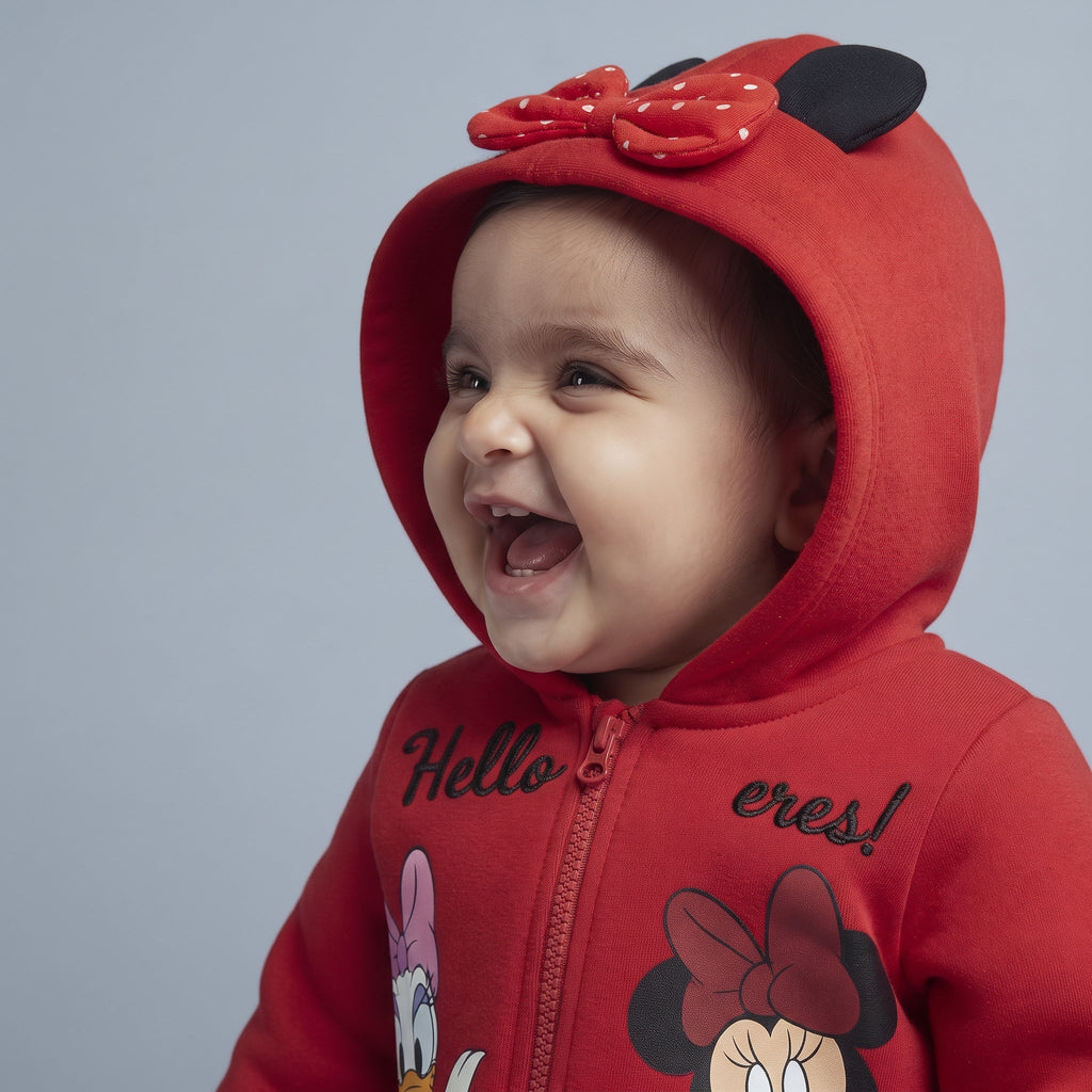 Bebé sonriente con sudadera roja EmpiBy con capucha, orejas de Minnie, lazo de lunares y estampado de Minnie y Daisy