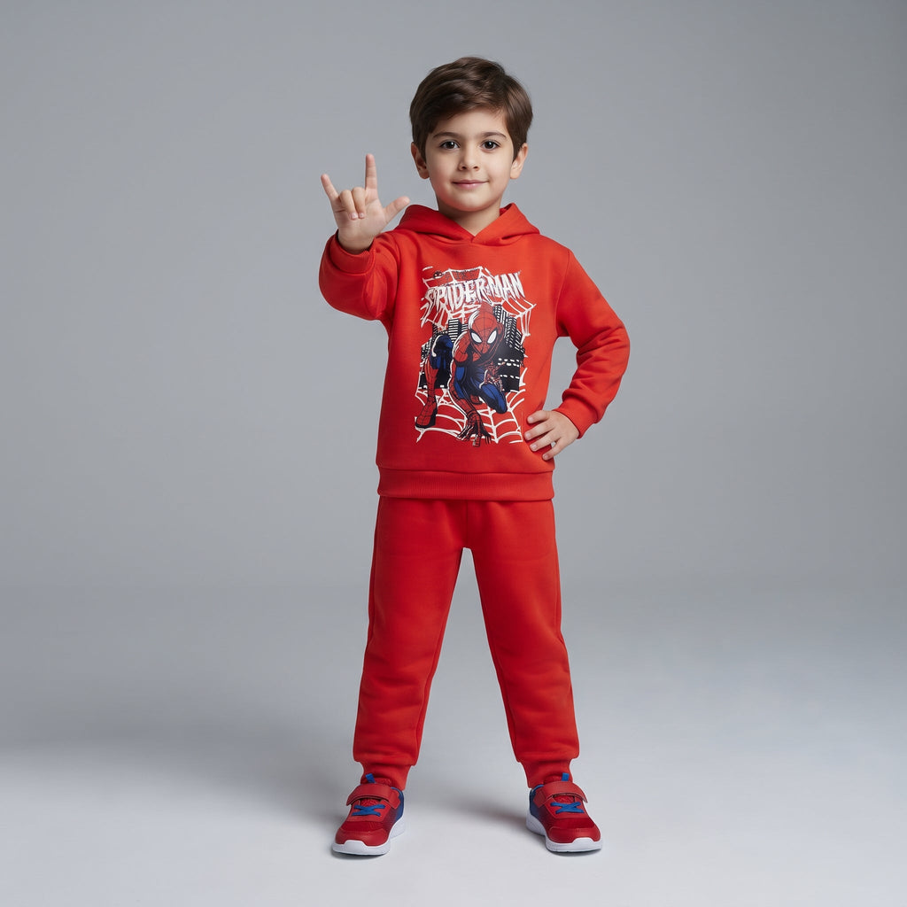 Niño vistiendo conjunto deportivo rojo de Spider-Man de EmpiBy con sudadera con capucha y pantalón jogger a juego