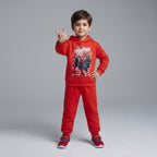 Niño vistiendo conjunto deportivo rojo de Spider-Man de EmpiBy con sudadera con capucha y pantalón jogger a juego