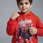Niño vistiendo sudadera roja con capucha de Spider-Man de EmpiBy, con estampado de acción y diseño de red.