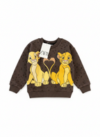 Sudadera EmpiBy de color marrón chocolate con estampado de Simba y Nala de Disney formando un corazón con sus colas.