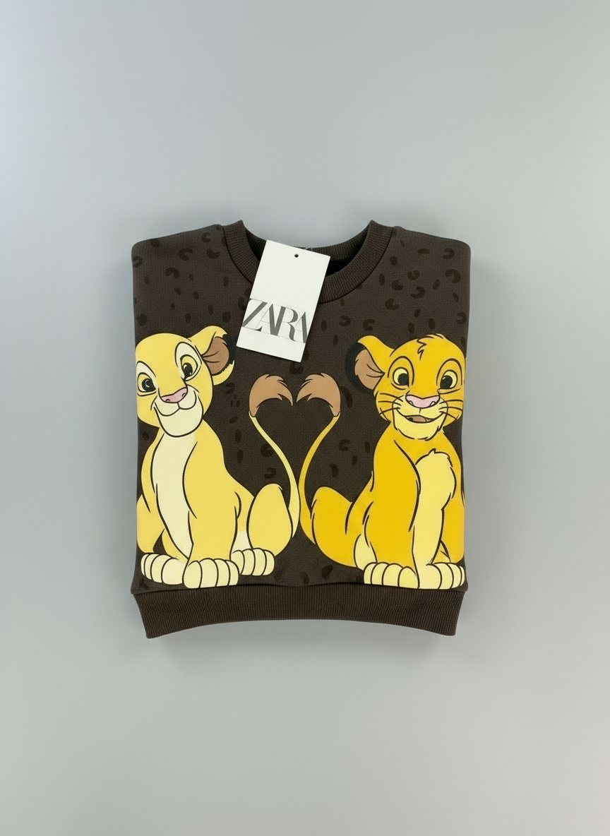 Sudadera EmpiBy de Disney x Zara color marrón chocolate con estampado de Simba y Nala formando un corazón