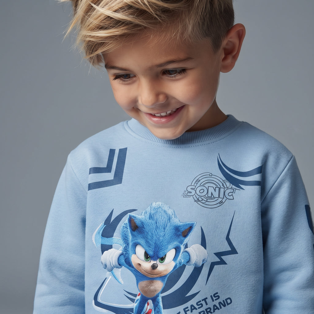 Niño sonriente vistiendo sudadera azul claro de Sonic de EmpiBy con estampado dinámico y cuello redondo