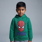 Niño vistiendo sudadera verde con capucha y estampado de Spider-Man de EmpiBy, combinada con pantalón jogger gris.