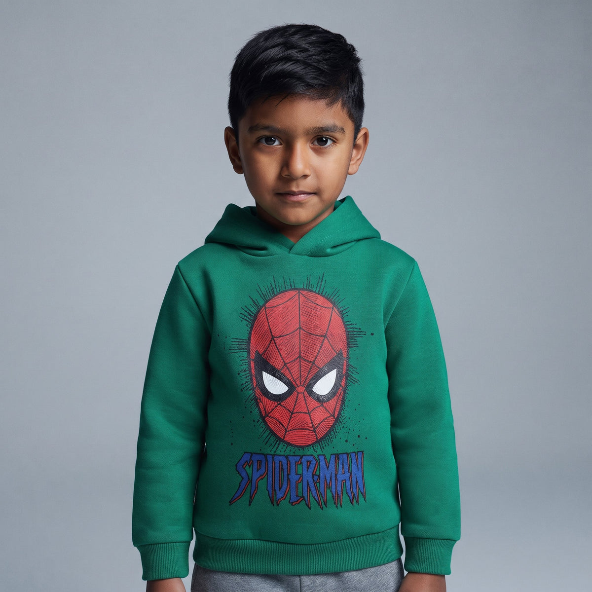 Niño vistiendo sudadera verde con capucha y estampado de Spider-Man de EmpiBy, combinada con pantalón jogger gris.