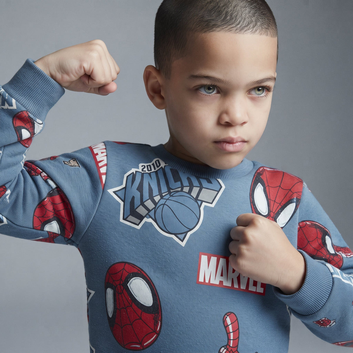 Niño posando con sudadera azul de Spiderman y Marvel de EmpiBy, con estampado gráfico y estilo deportivo