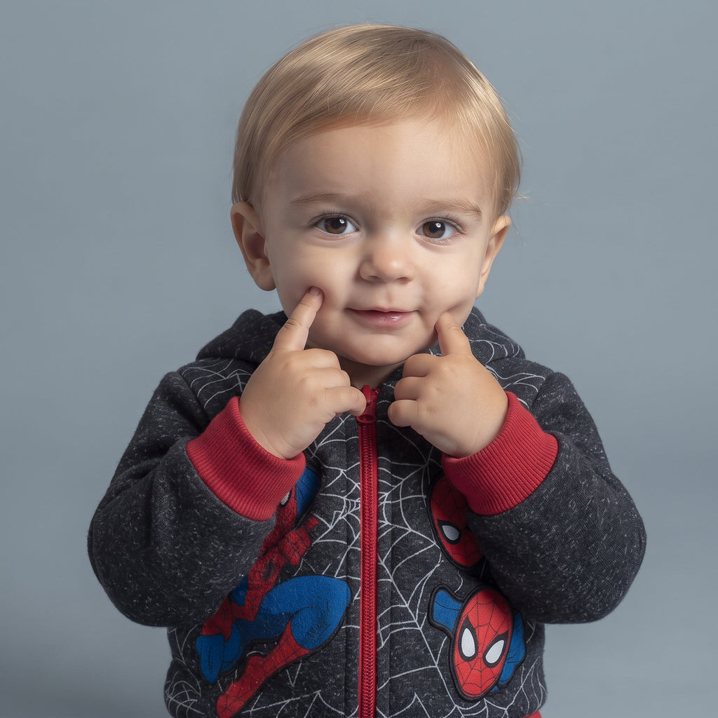 Bebé sonriente con sudadera gris de Spider-Man con cremallera y detalles rojos de la marca EmpiBy