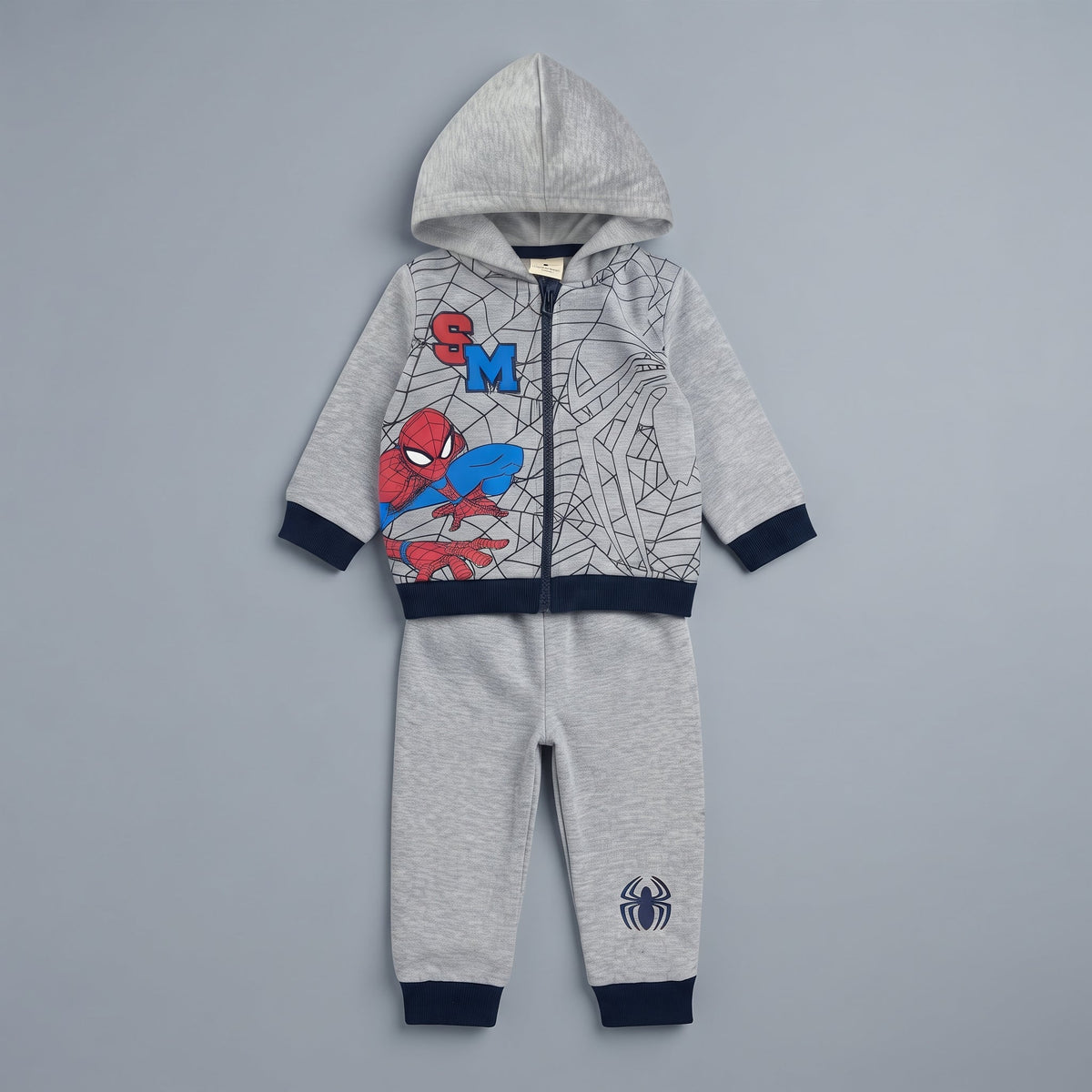 Conjunto EmpiBy de dos piezas para bebé con sudadera gris de Spider-Man con capucha y pantalón jogger a juego.