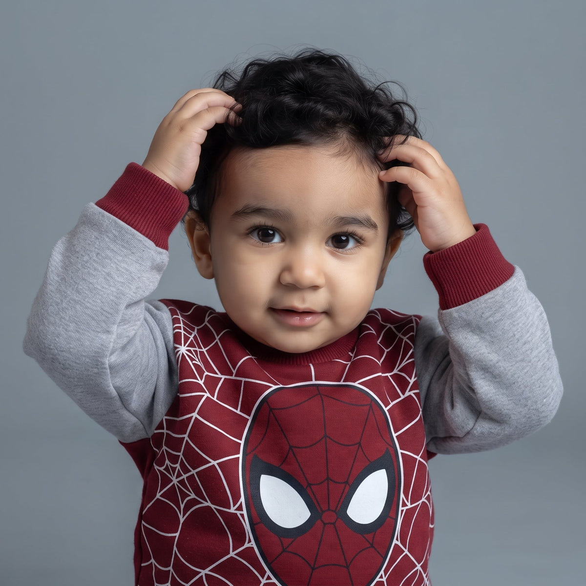 Bebé con sudadera EmpiBy de Spider-Man color vino y gris con estampado de telaraña y rostro del superhéroe
