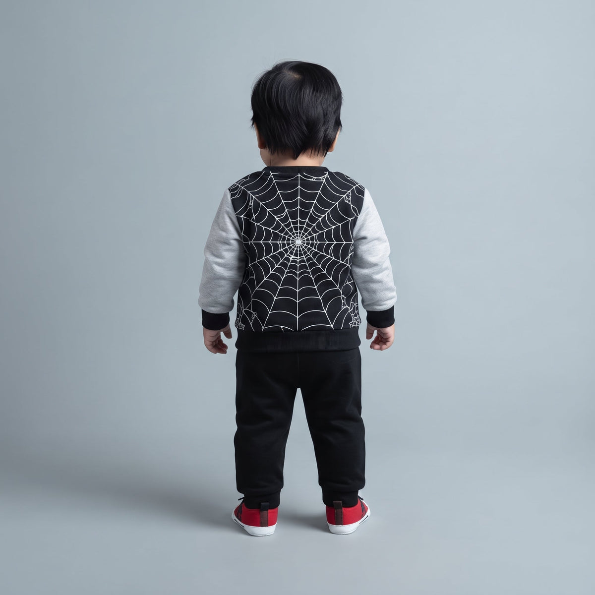 Conjunto EmpiBy de 2 piezas para bebé con sudadera de Spiderman, estampado de telaraña, mangas grises y pantalón negro.