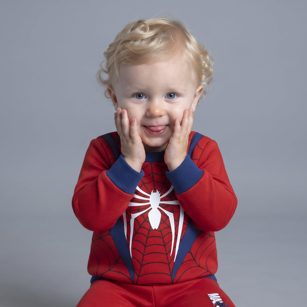 Bebé rubio sonriente con sudadera roja de Spiderman de EmpiBy, conjunto de dos piezas con detalles en azul y blanco.