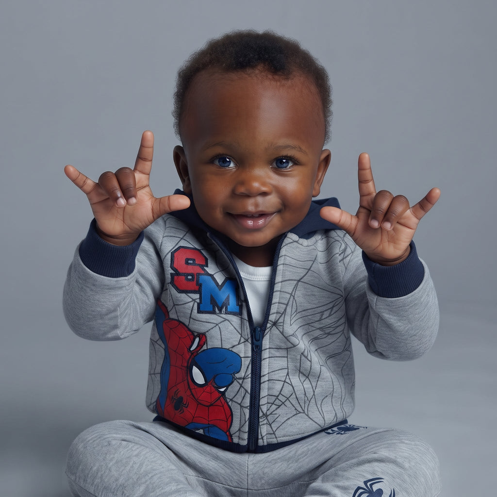 Bebé sonriente vistiendo sudadera EmpiBy de Spiderman gris con capucha, cierre frontal y pantalón jogger a juego