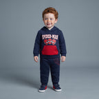 Niño pequeño vistiendo conjunto EmpiBy de sudadera azul con capucha de Spider-Man y pantalón jogger a juego.