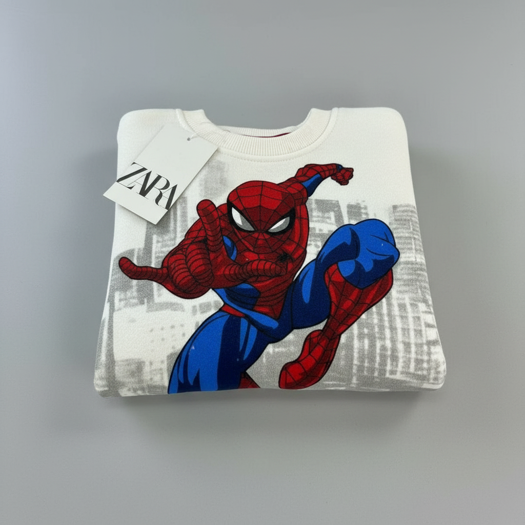 Sudadera EmpiBy de Spider-Man en color blanco con estampado gráfico del superhéroe lanzando telarañas