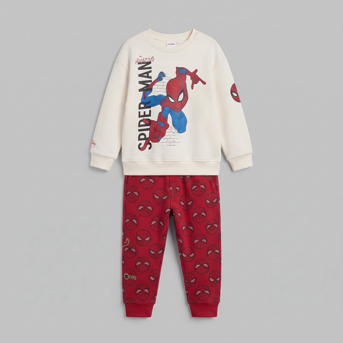 Conjunto EmpiBy de dos piezas para niño con sudadera beige de Spiderman y pantalón jogger rojo estampado